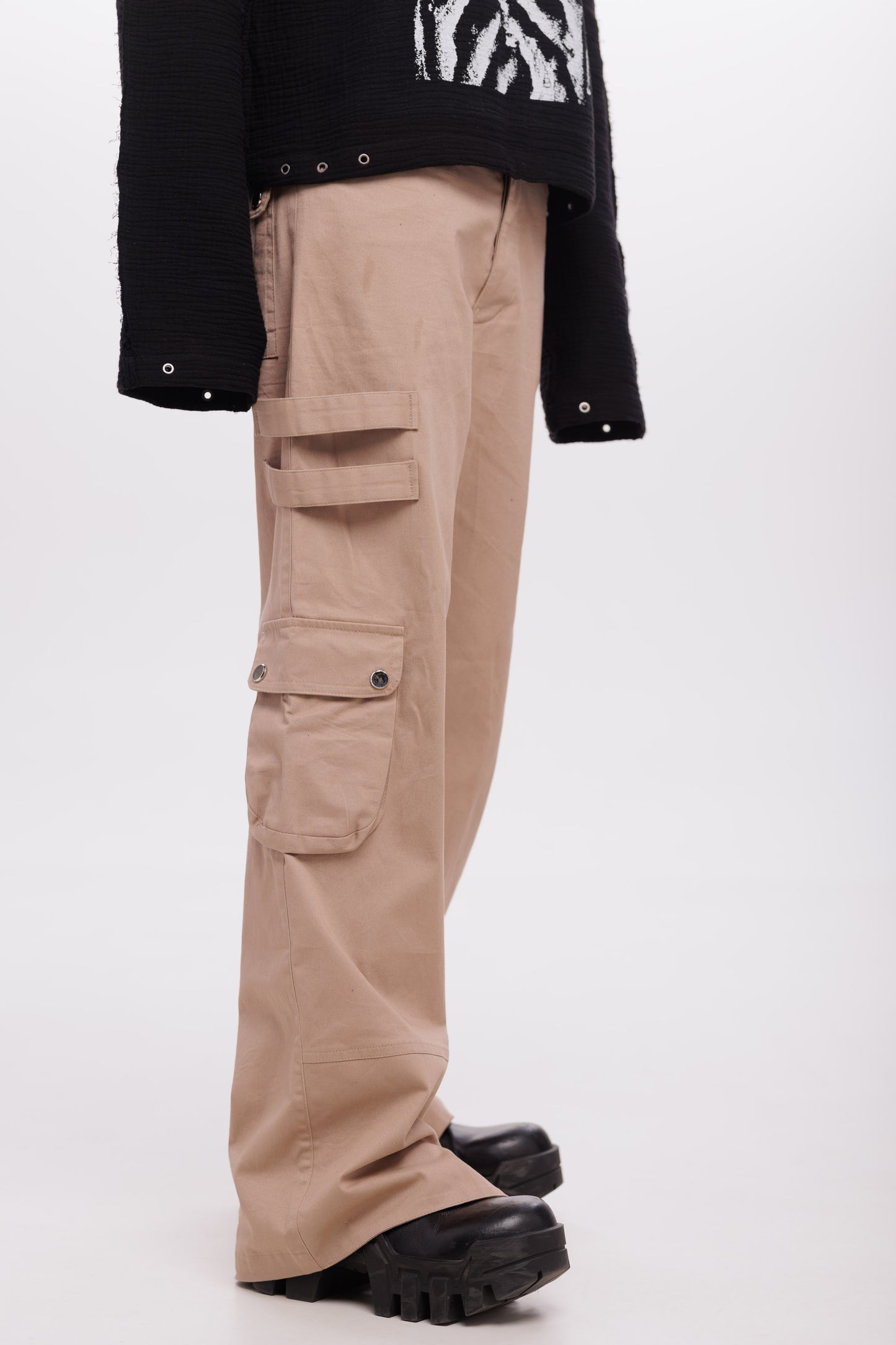 “FLUIDEK” FLARED CARGO KOMBAT PANTS (Dark beige)